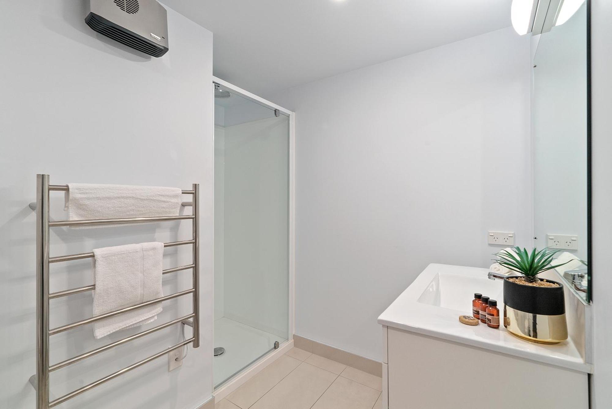 Lakeside Living - Modern 2-Bedroom Apartment Queenstown Extérieur photo