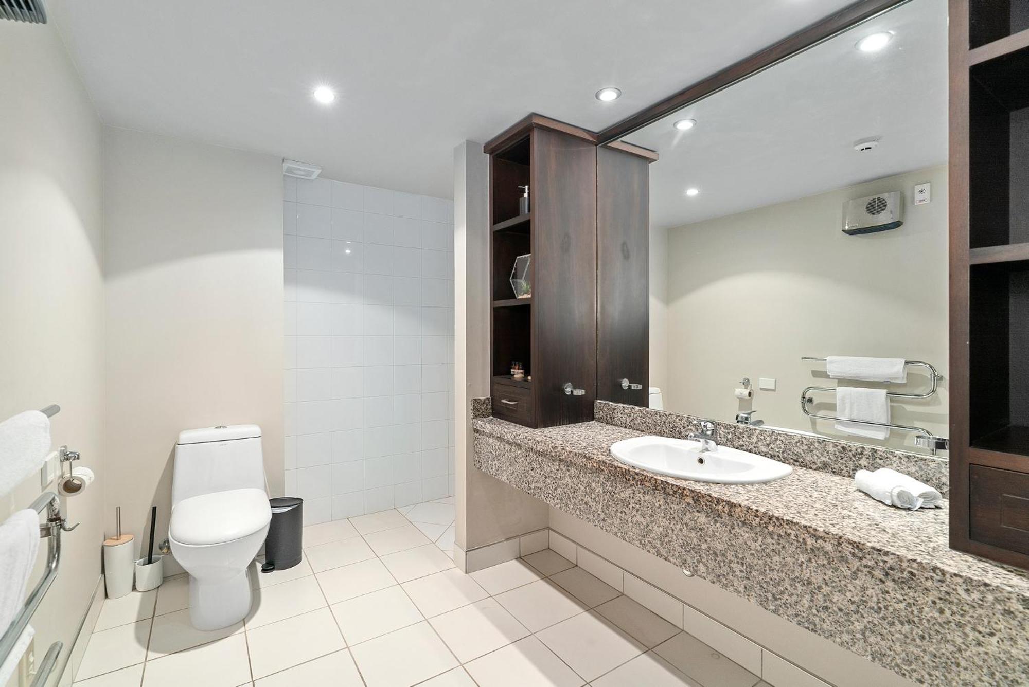 Lakeside Living - Modern 2-Bedroom Apartment Queenstown Extérieur photo